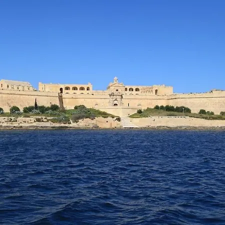 Designer Apartment Near Seafront With Balcony & Patio *