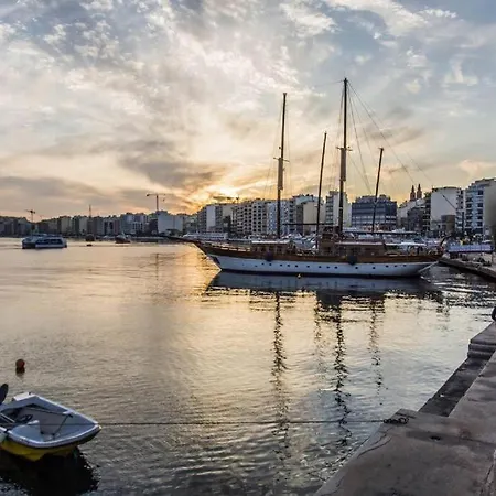 Designer Apartment Near Seafront With Balcony & Patio Gzira