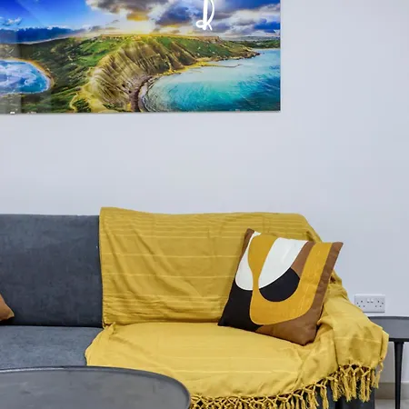 Designer Apartment Near Seafront With Balcony & Patio *