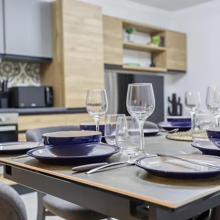 Designer Apartment Near Seafront With Balcony & Patio Gzira