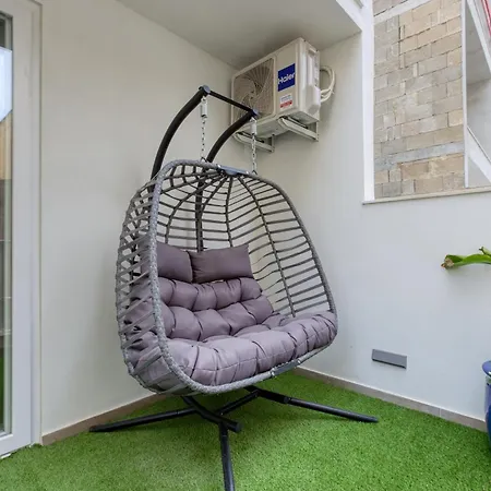 Designer Apartment Near Seafront With Balcony & Patio Appartement *