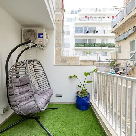 Designer Apartment Near Seafront With Balcony & Patio Gzira