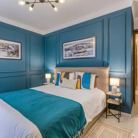 Designer Apartment Near Seafront With Balcony & Patio *