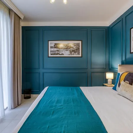 Designer Apartment Near Seafront With Balcony & Patio *