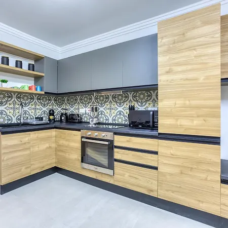 Designer Apartment Near Seafront With Balcony & Patio Appartement *