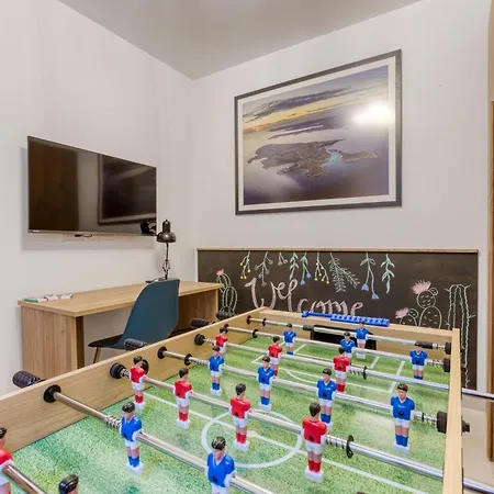 Designer With Attention To Detail In By 360 Estates Apartament *