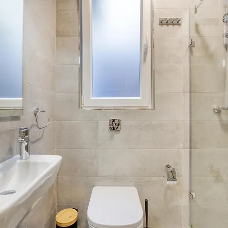 Designer Apartment Near Seafront With Balcony & Patio Gzira