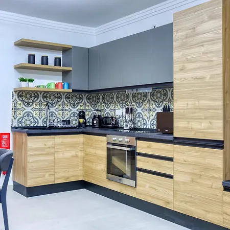 Designer Apartment Near Seafront With Balcony & Patio *