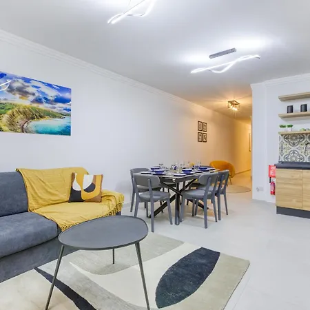 Designer Apartment Near Seafront With Balcony & Patio Appartement