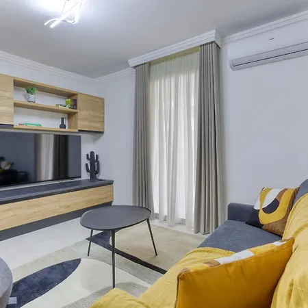 Designer Apartment Near Seafront With Balcony & Patio *