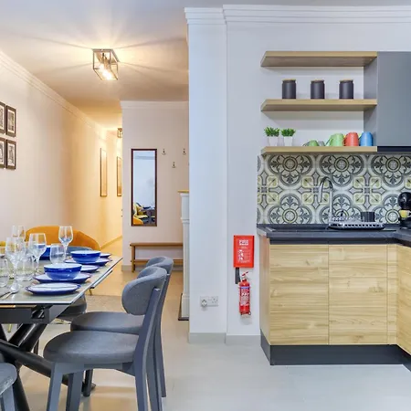 Designer Apartment Near Seafront With Balcony & Patio *