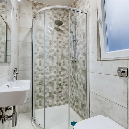 Designer Apartment Near Seafront With Balcony & Patio Gzira
