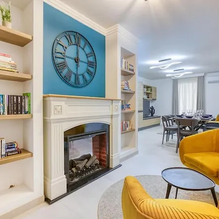 Designer With Attention To Detail In By 360 Estates Apartmán *