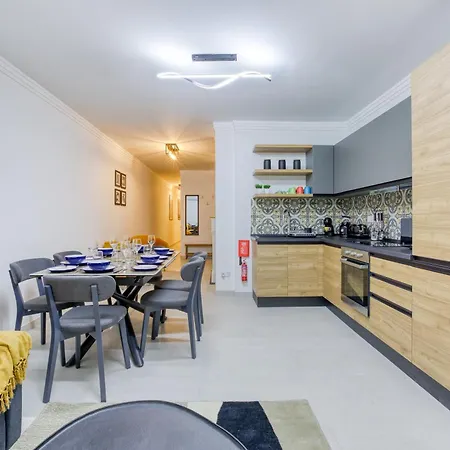 Designer Apartment Near Seafront With Balcony & Patio Gzira