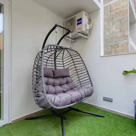 Apartment Designer Near Seafront With Balcony & Patio