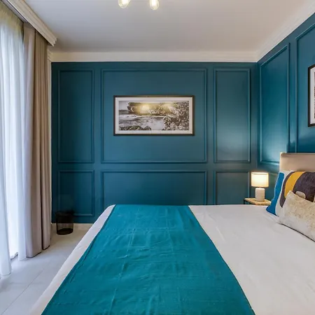 Designer Apartment Near Seafront With Balcony & Patio *